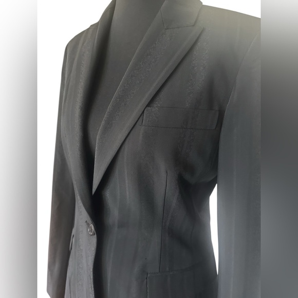 Elie Tahari 2pc. Tailored Suit with Black Detail Striping Size 4 - Picture 8 of 8